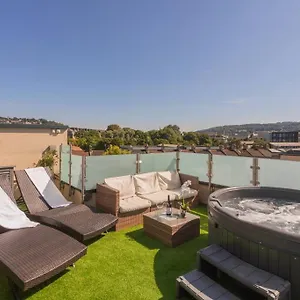 https://apt-luxury-penthouse-with-hot-tub.tophotelsbath.com